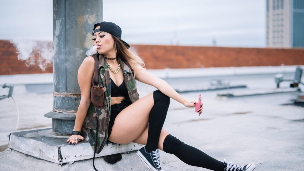 Come ti fa sentire, fumare una sigaretta elettronica?_ragazza che svapa 2766315 1280
