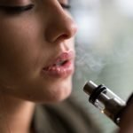 Kittons BLK Elfin Kit: Příjemné suché bylinkové vapování v kompaktním designu_Woman Smoing on E Cigarette