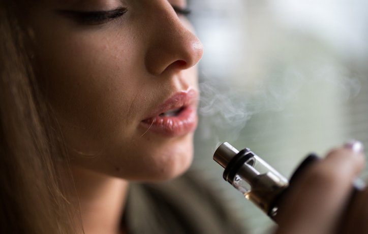 Kings BLK Elfin Kit: Nautinnollista kuivaa yrttihöyrytystä kompaktissa designissa_Woman Smoking on E Cigarette